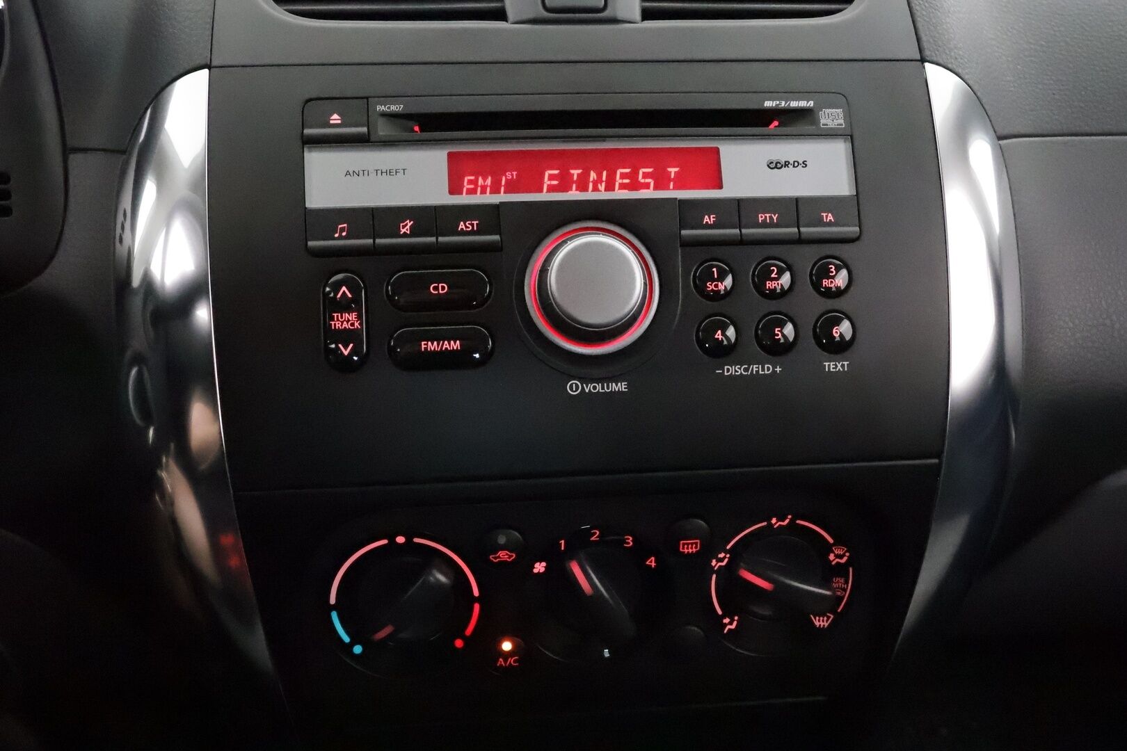 Suzuki SX4 2013 1,6 VVT 4WD X-OVER S-Edition **1 om. Suomi-auto! / Koukku / Radio / Merkkihuollettu / Lohkolämmitin** - Upea todella pienillä kilometreillä oleva kompakti nelivetomaasturi! - Osta nyt, maksa vasta ensi vuonna