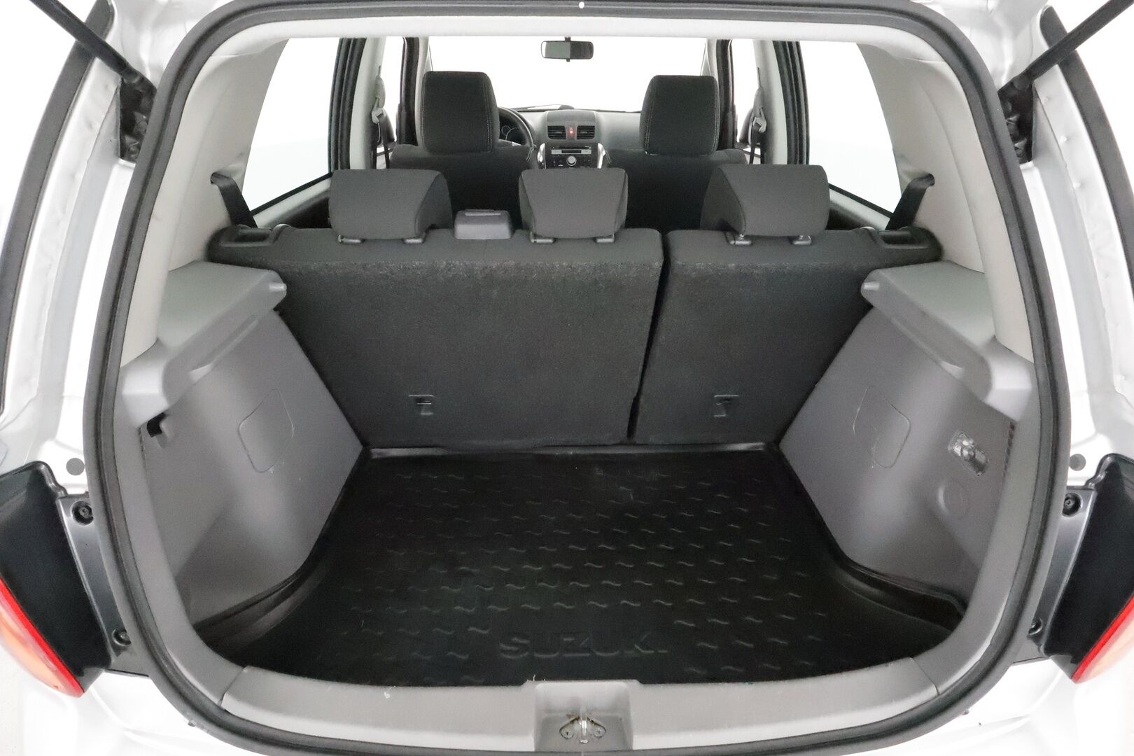 Suzuki SX4 2013 1,6 VVT 4WD X-OVER S-Edition **1 om. Suomi-auto! / Koukku / Radio / Merkkihuollettu / Lohkolämmitin** - Upea todella pienillä kilometreillä oleva kompakti nelivetomaasturi! - Osta nyt, maksa vasta ensi vuonna