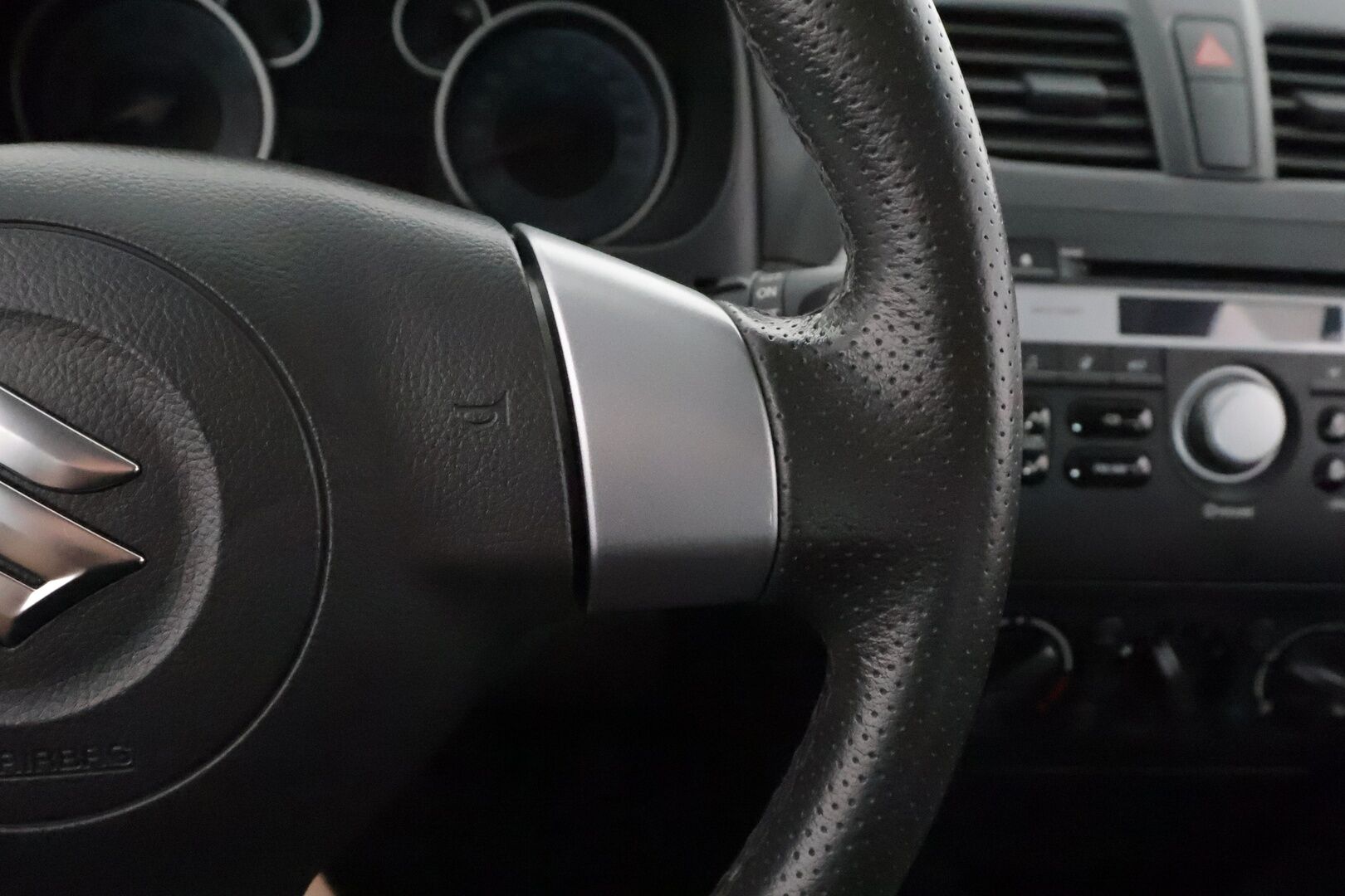 Suzuki SX4 2013 1,6 VVT 4WD X-OVER S-Edition **1 om. Suomi-auto! / Koukku / Radio / Merkkihuollettu / Lohkolämmitin** - Upea todella pienillä kilometreillä oleva kompakti nelivetomaasturi! - Osta nyt, maksa vasta ensi vuonna