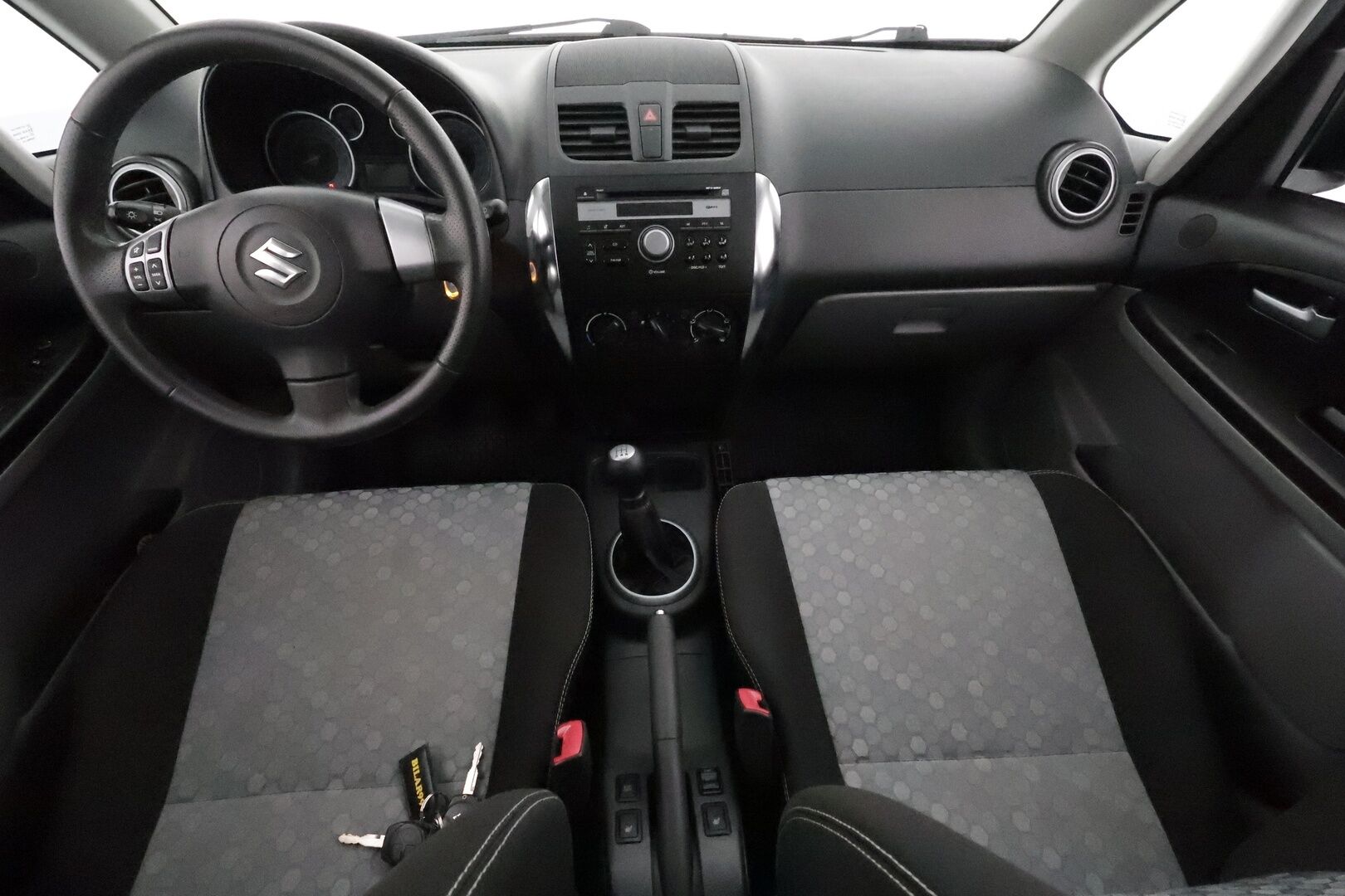 Suzuki SX4 2013 1,6 VVT 4WD X-OVER S-Edition **1 om. Suomi-auto! / Koukku / Radio / Merkkihuollettu / Lohkolämmitin** - Upea todella pienillä kilometreillä oleva kompakti nelivetomaasturi!