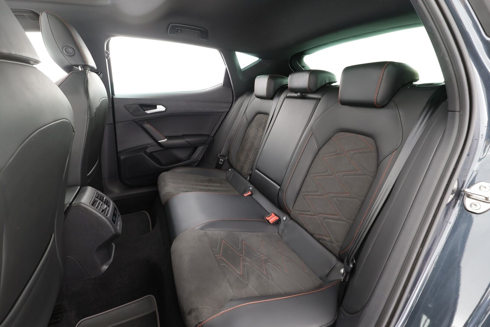 Seat Leon 2021 1,4 PHEV 204 eHybrid FR DSG - | ACC | DCC | Muistipenkki | Kattoikkuna | Nahka-alcantara | Travel Assist | Digimittaristo | Ambient | P.kamera | Side Assist | Keyless | 2x renkaat aluin |