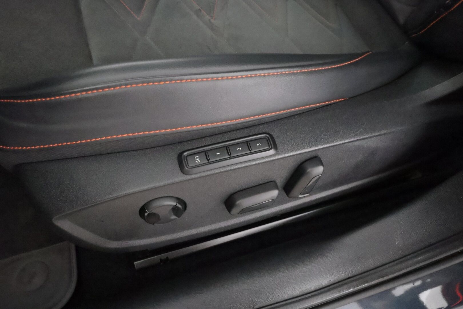 Seat Leon 2021 1,4 PHEV 204 eHybrid FR DSG - | ACC | DCC | Muistipenkki | Kattoikkuna | Nahka-alcantara | Travel Assist | Digimittaristo | Ambient | P.kamera | Side Assist | Keyless | 2x renkaat aluin |