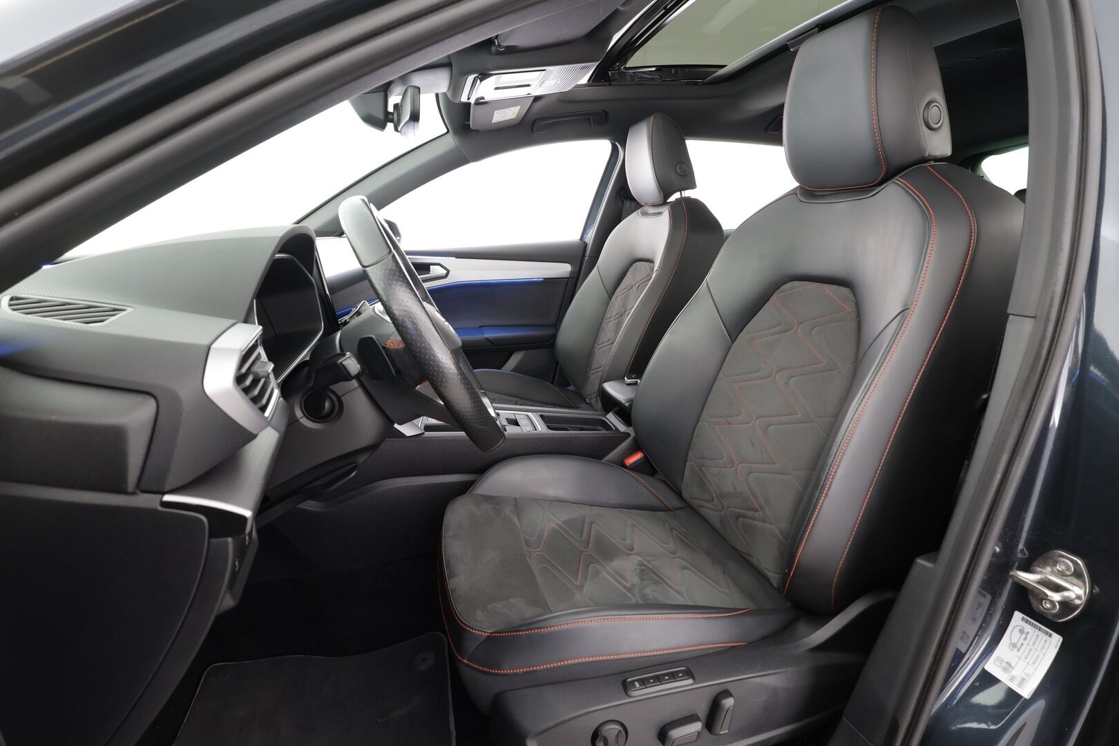 Seat Leon 2021 1,4 PHEV 204 eHybrid FR DSG - | ACC | DCC | Muistipenkki | Kattoikkuna | Nahka-alcantara | Travel Assist | Digimittaristo | Ambient | P.kamera | Side Assist | Keyless | 2x renkaat aluin |