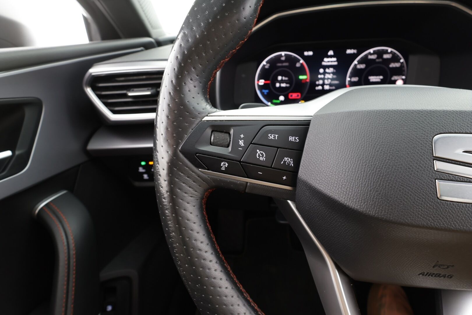 Seat Leon 2021 1,4 PHEV 204 eHybrid FR DSG - | ACC | DCC | Muistipenkki | Kattoikkuna | Nahka-alcantara | Travel Assist | Digimittaristo | Ambient | P.kamera | Side Assist | Keyless | 2x renkaat aluin |