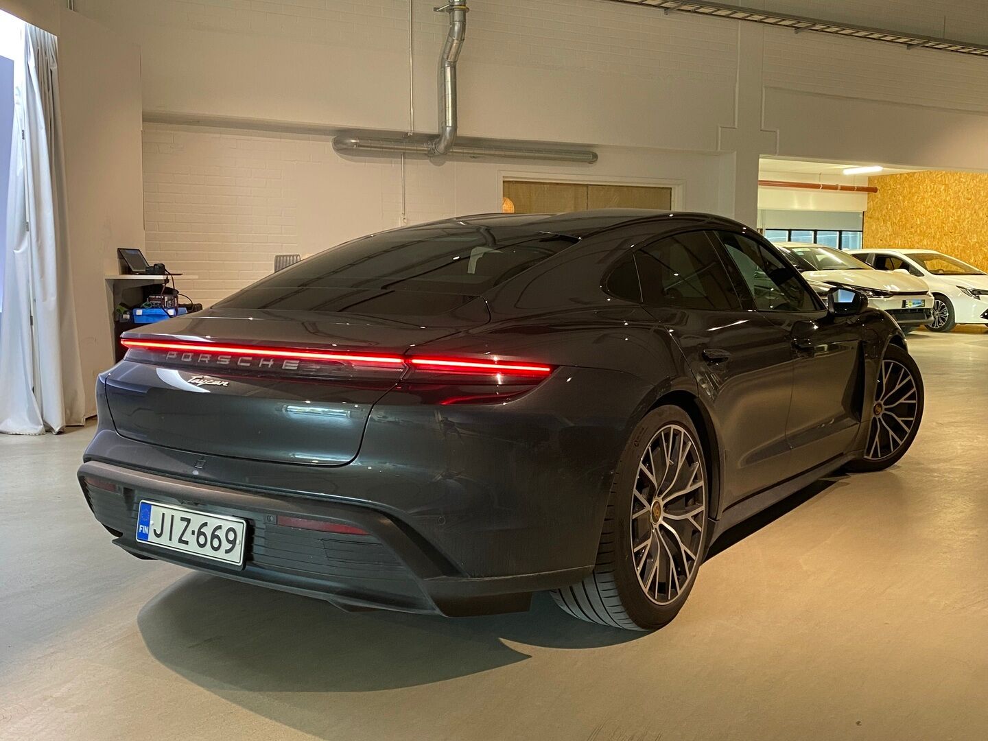 Porsche Taycan 2021 Base - | ACC | Sport Chrono | ILP | Peruutuskamera | 14-suunt. ist. | Muistipenkit | Matkustajan näyttö | Ilma-alusta |