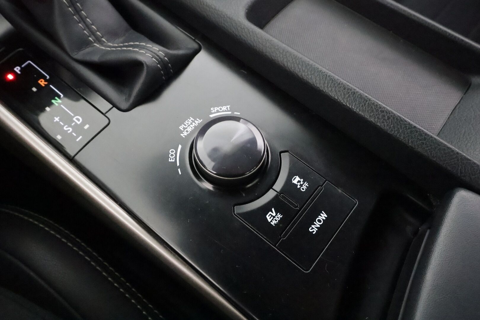 Lexus IS 2014 300h Executive - | Webasto | Xenon | P.Tutkat | Navi | Keyless | Vakkari | Bluetooth | Suomi-auto | Kahdet renkaat | Merkkihuollot |