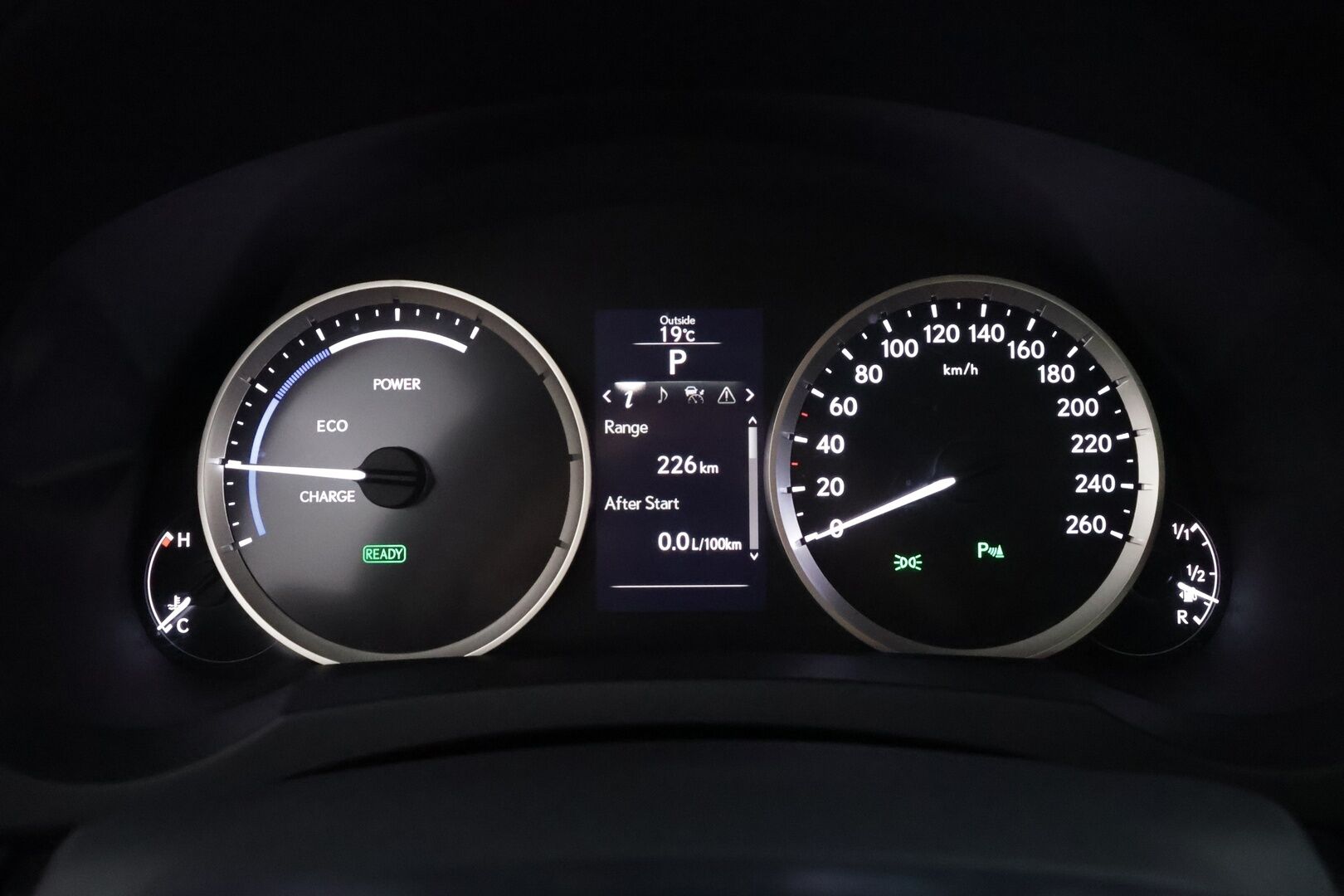 Lexus IS 2014 300h Executive - | Webasto | Xenon | P.Tutkat | Navi | Keyless | Vakkari | Bluetooth | Suomi-auto | Kahdet renkaat | Merkkihuollot |