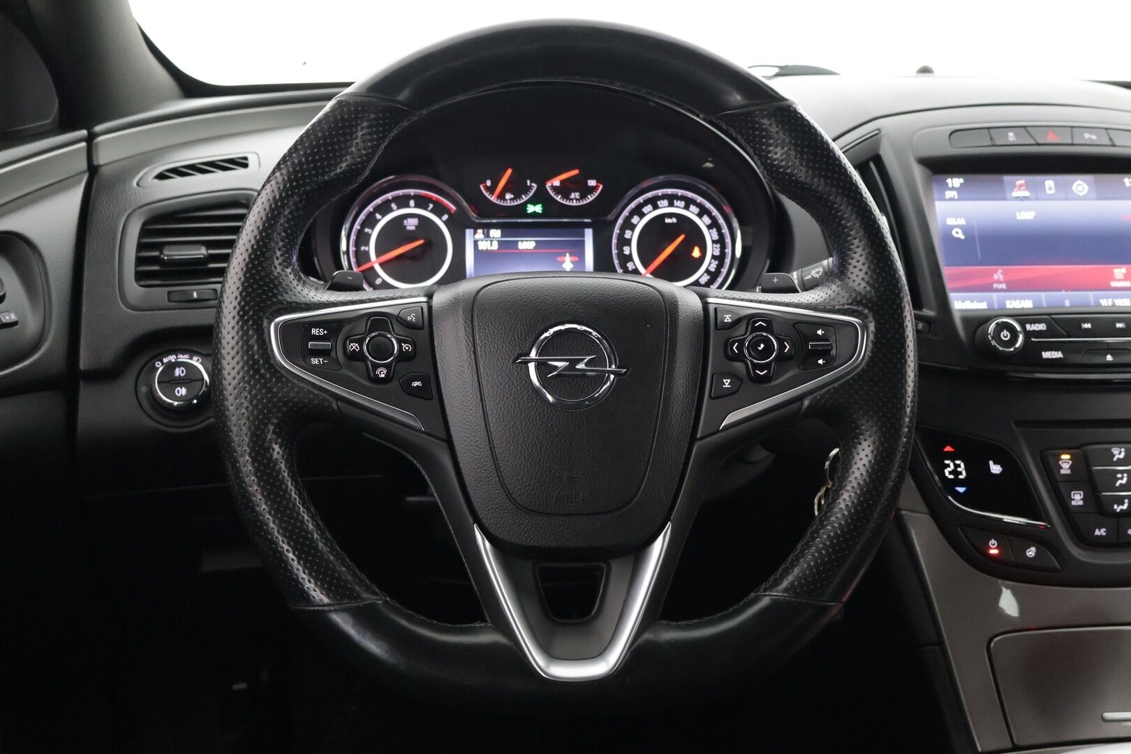 Opel Insignia 2014 Sports Tourer Edition 1,6 Turbo ** Koukku / Sähköinen takaluukku / Ratinlämmitin / Tutkat** - Kattavat huollot ja hyvät renkaat