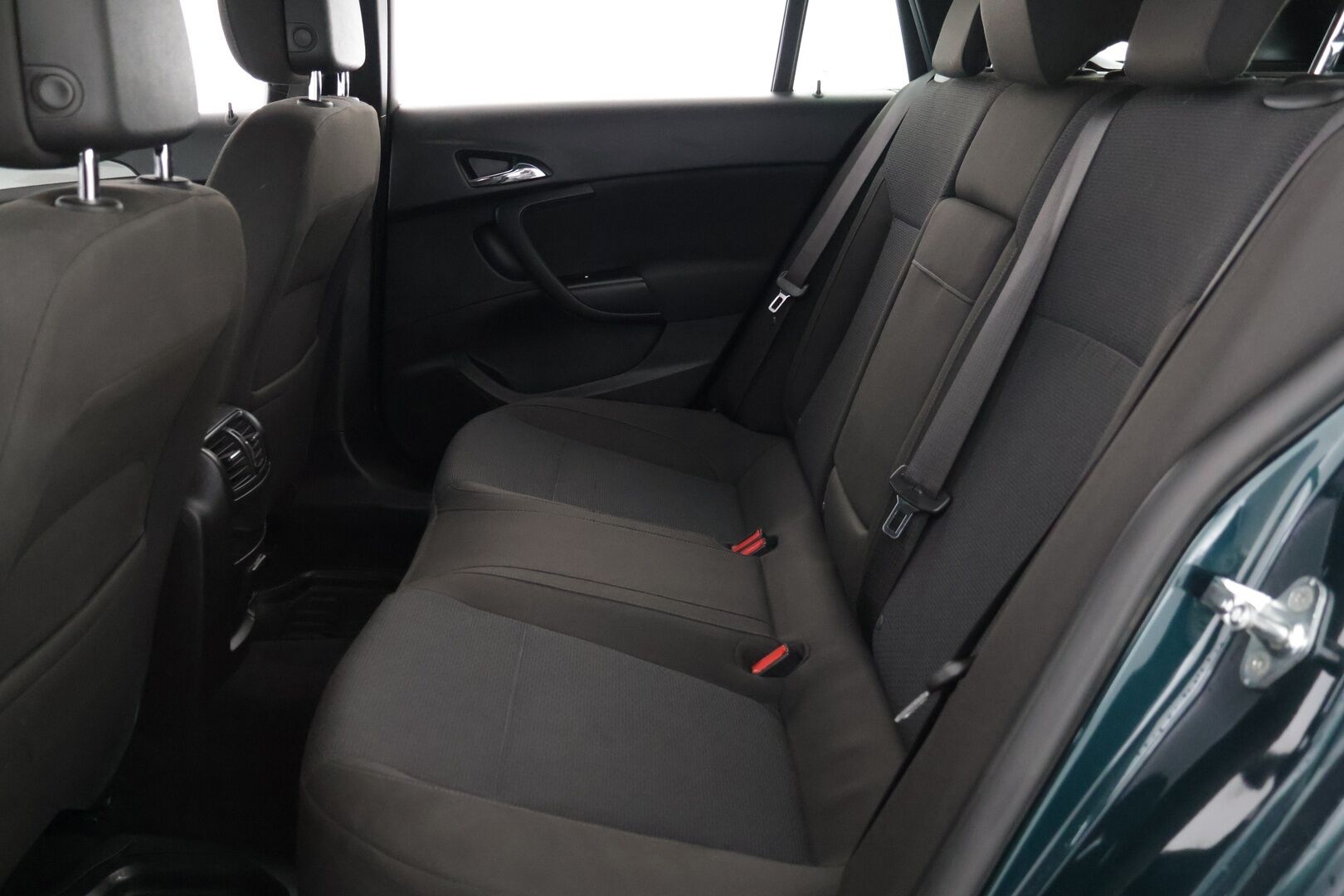 Opel Insignia 2014 Sports Tourer Edition 1,6 Turbo ** Koukku / Sähköinen takaluukku / Ratinlämmitin / Tutkat** - Kattavat huollot ja hyvät renkaat
