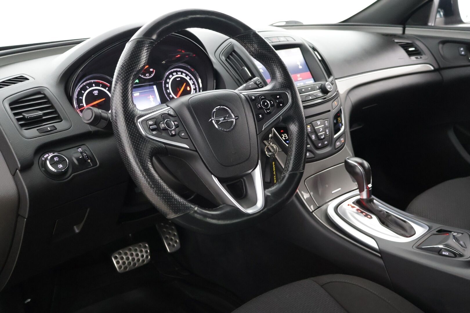 Opel Insignia 2014 Sports Tourer Edition 1,6 Turbo ** Koukku / Sähköinen takaluukku / Ratinlämmitin / Tutkat** - Kattavat huollot ja hyvät renkaat