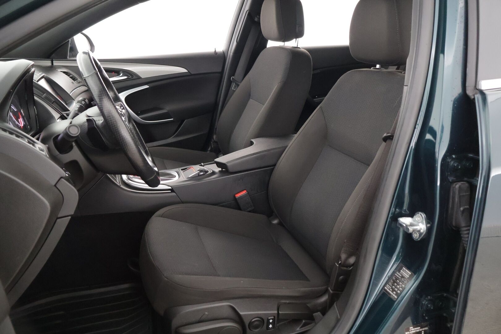 Opel Insignia 2014 Sports Tourer Edition 1,6 Turbo ** Koukku / Sähköinen takaluukku / Ratinlämmitin / Tutkat** - Kattavat huollot ja hyvät renkaat