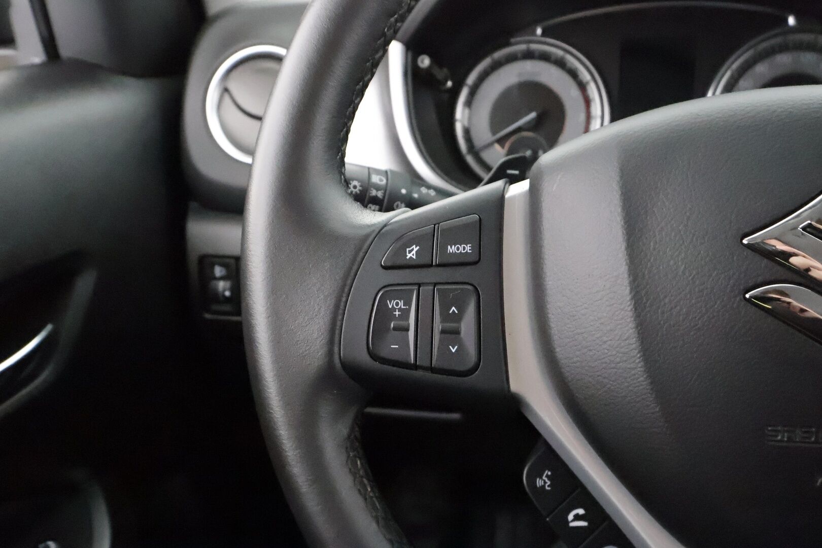 Suzuki Vitara 2019 112 BOOSTERJET 4WD GL+ 6AT * 1.Om Suomi-auto / ACC / P.kamera / Lohkolämmitin / Koukku * - Kahdet renkaat aluvanteilla / Merkkihuollettu - HULLU BLACKWEEK KORKOTARJOUS 2,49%