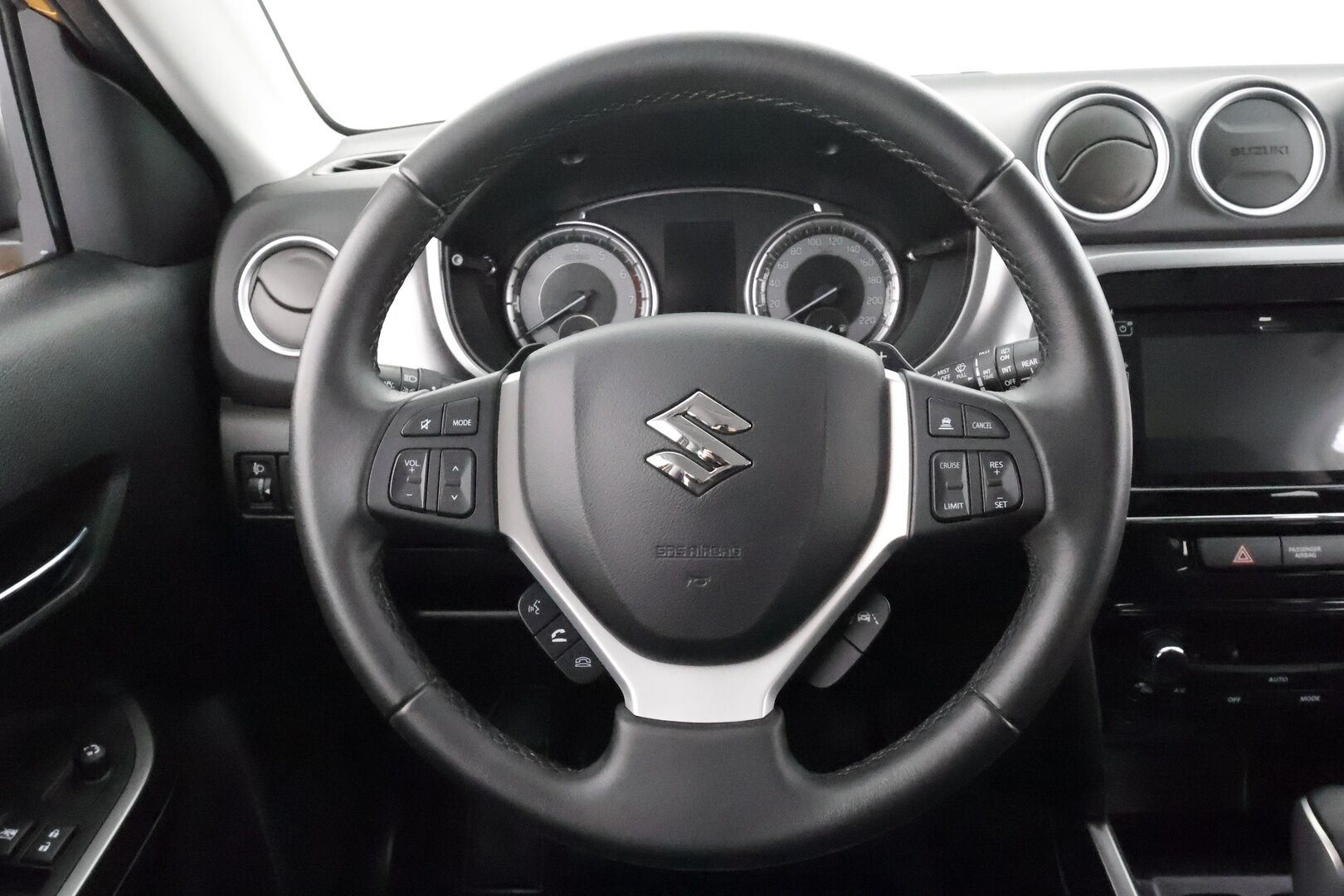 Suzuki Vitara 2019 112 BOOSTERJET 4WD GL+ 6AT * 1.Om Suomi-auto / ACC / P.kamera / Lohkolämmitin / Koukku * - Kahdet renkaat aluvanteilla / Merkkihuollettu - HULLU BLACKWEEK KORKOTARJOUS 2,49%