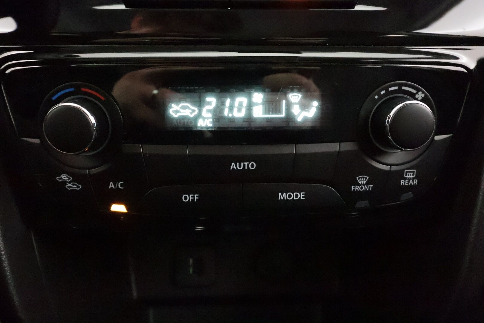 Suzuki Vitara 2019 112 BOOSTERJET 4WD GL+ 6AT * 1.Om Suomi-auto / ACC / P.kamera / Lohkolämmitin / Koukku * - Kahdet renkaat aluvanteilla / Merkkihuollettu - HULLU BLACKWEEK KORKOTARJOUS 2,49%