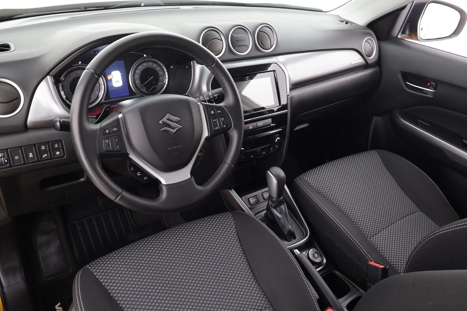 Suzuki Vitara 2019 112 BOOSTERJET 4WD GL+ 6AT * 1.Om Suomi-auto / ACC / P.kamera / Lohkolämmitin / Koukku * - Kahdet renkaat aluvanteilla / Merkkihuollettu - HULLU BLACKWEEK KORKOTARJOUS 2,49%