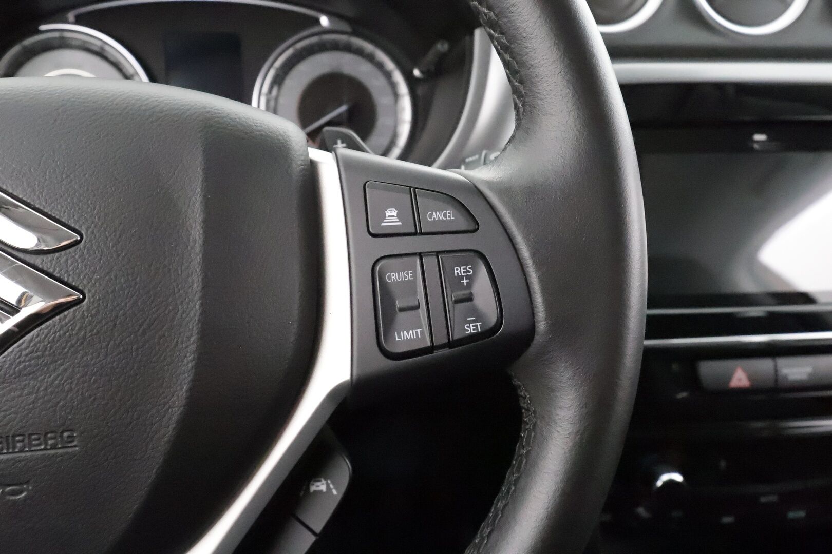 Suzuki Vitara 2019 112 BOOSTERJET 4WD GL+ 6AT * 1.Om Suomi-auto / ACC / P.kamera / Lohkolämmitin / Koukku * - Kahdet renkaat aluvanteilla / Merkkihuollettu - HULLU BLACKWEEK KORKOTARJOUS 2,49%