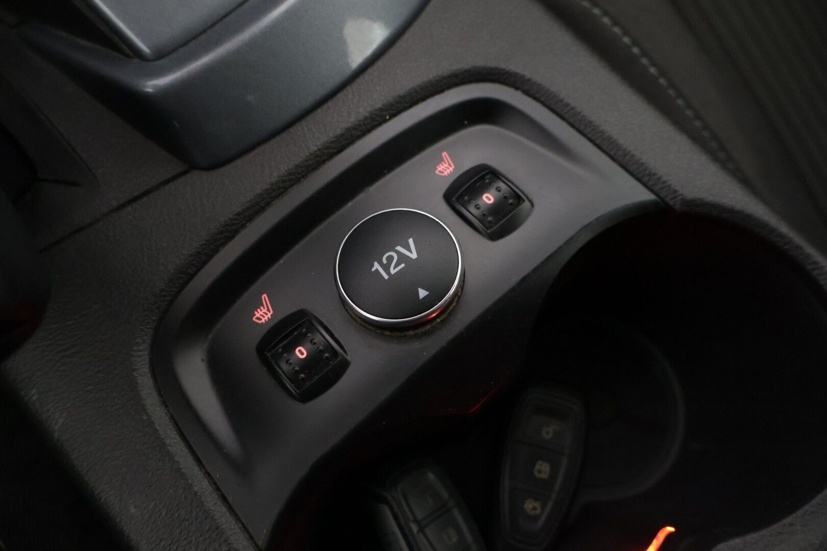 Ford Focus 2013 1,0 EcoBoost 125 hv Start/Stop Titanium M6 5-ovinen ** YritysOutlet - Myydään vain yrityksille - 2 renkaat / Alumiinivanteet / Lohkolämmitin sisäpistokkeella / BI-Xenon*