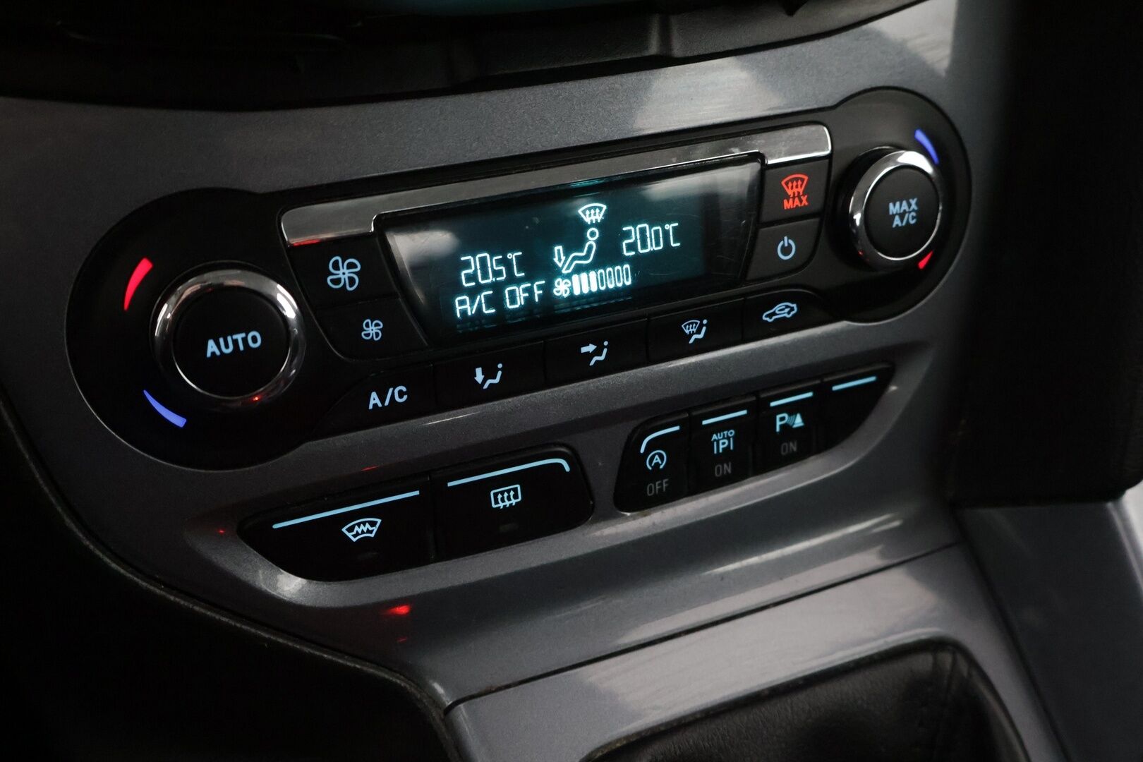 Ford Focus 2013 1,0 EcoBoost 125 hv Start/Stop Titanium M6 5-ovinen ** YritysOutlet - Myydään vain yrityksille - 2 renkaat / Alumiinivanteet / Lohkolämmitin sisäpistokkeella / BI-Xenon*