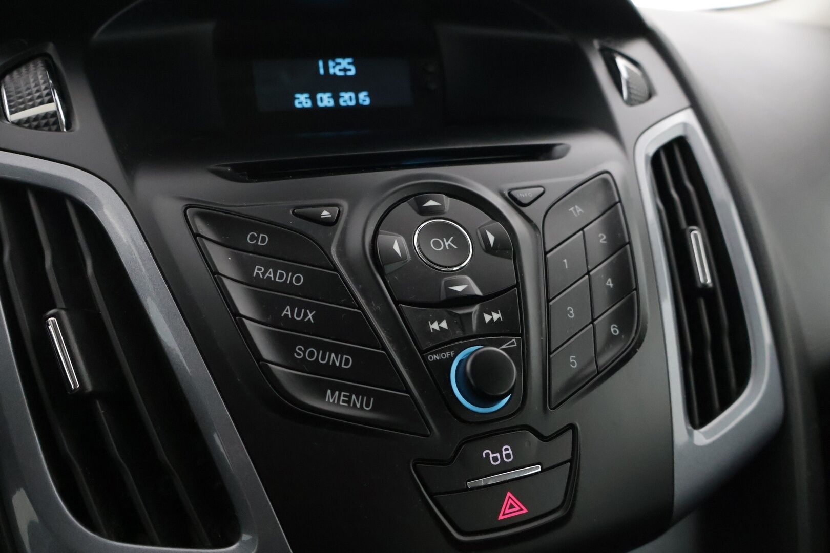 Ford Focus 2013 1,0 EcoBoost 125 hv Start/Stop Titanium M6 5-ovinen ** YritysOutlet - Myydään vain yrityksille - 2 renkaat / Alumiinivanteet / Lohkolämmitin sisäpistokkeella / BI-Xenon*