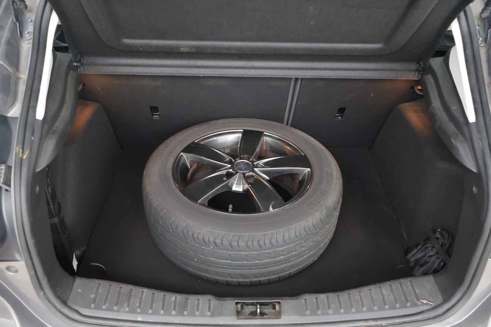 Ford Focus 2013 1,0 EcoBoost 125 hv Start/Stop Titanium M6 5-ovinen ** YritysOutlet - Myydään vain yrityksille - 2 renkaat / Alumiinivanteet / Lohkolämmitin sisäpistokkeella / BI-Xenon*