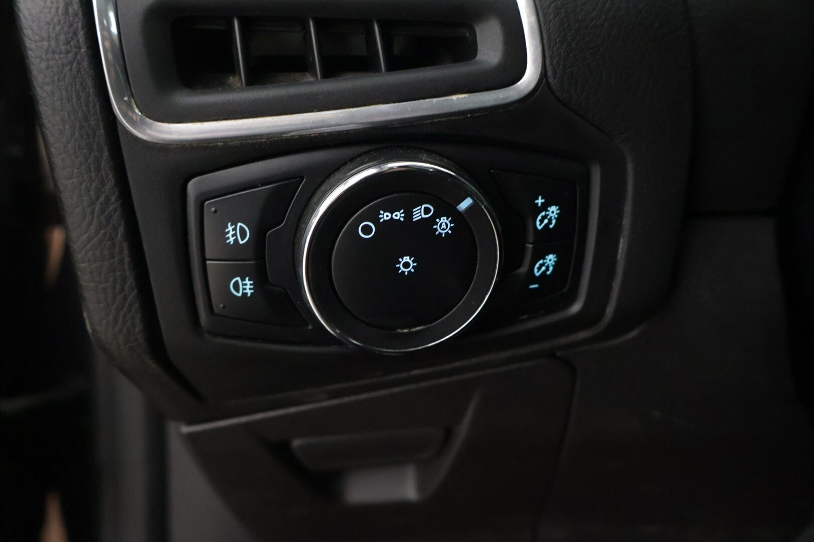 Ford Focus 2013 1,0 EcoBoost 125 hv Start/Stop Titanium M6 5-ovinen ** YritysOutlet - Myydään vain yrityksille - 2 renkaat / Alumiinivanteet / Lohkolämmitin sisäpistokkeella / BI-Xenon*