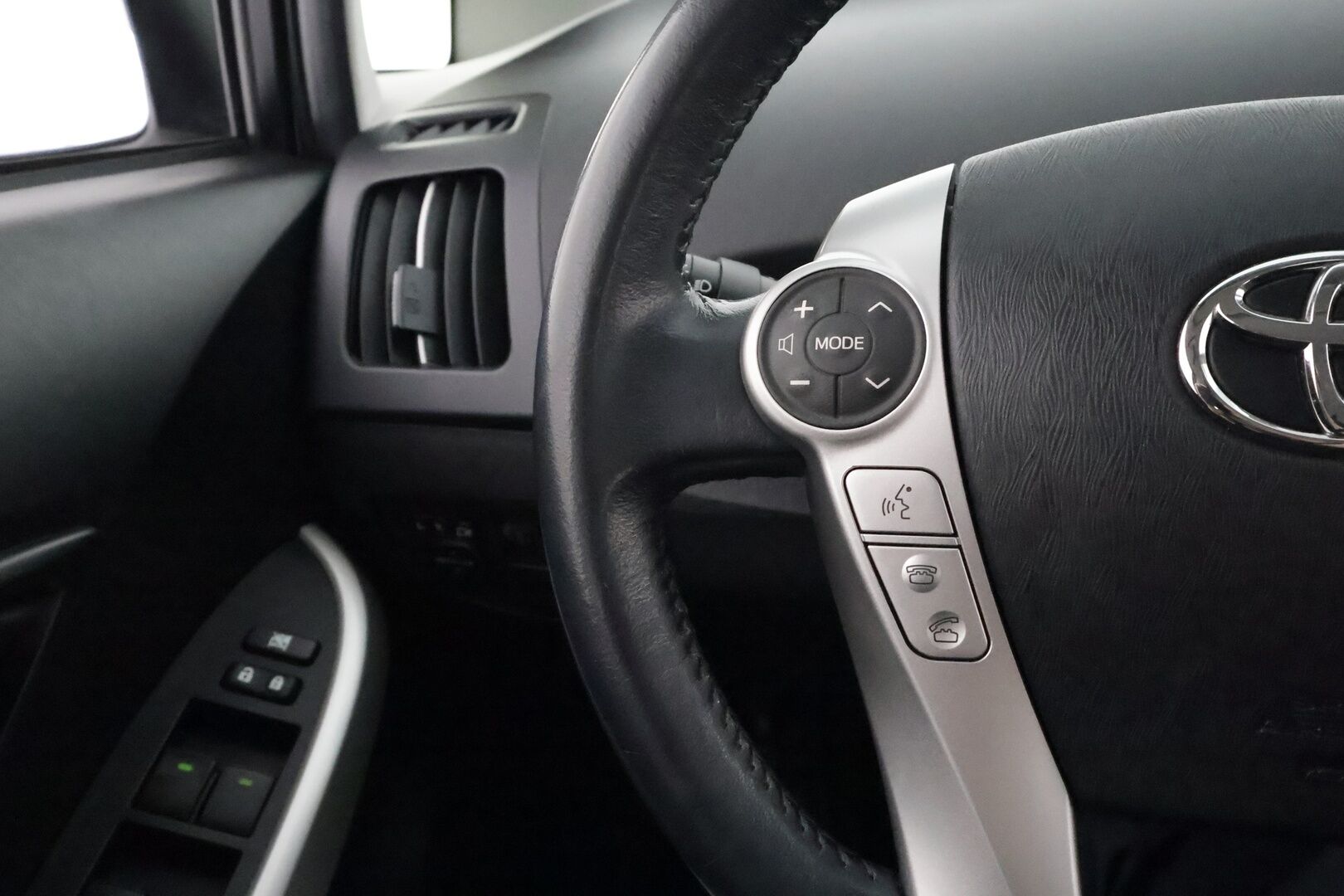 Toyota Prius 2015 HSD Linea Sol 5ov **Suomi-auto / HUD / P.Kamera / Navi / Sisätilanlämmitin / KeylessGO / 2x Renkaat**