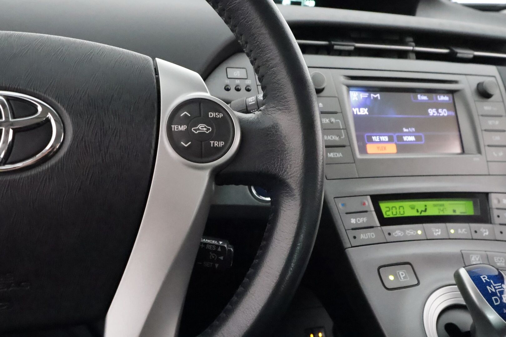 Toyota Prius 2015 HSD Linea Sol 5ov **Suomi-auto / HUD / P.Kamera / Navi / Sisätilanlämmitin / KeylessGO / 2x Renkaat**