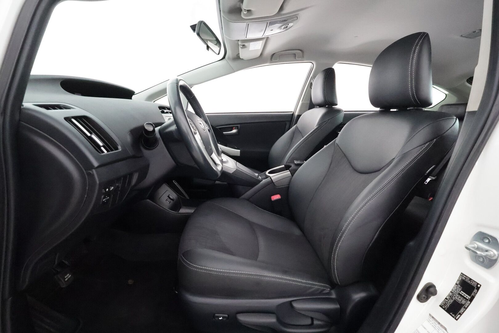 Toyota Prius 2015 HSD Linea Sol 5ov **Suomi-auto / HUD / P.Kamera / Navi / Sisätilanlämmitin / KeylessGO / 2x Renkaat**