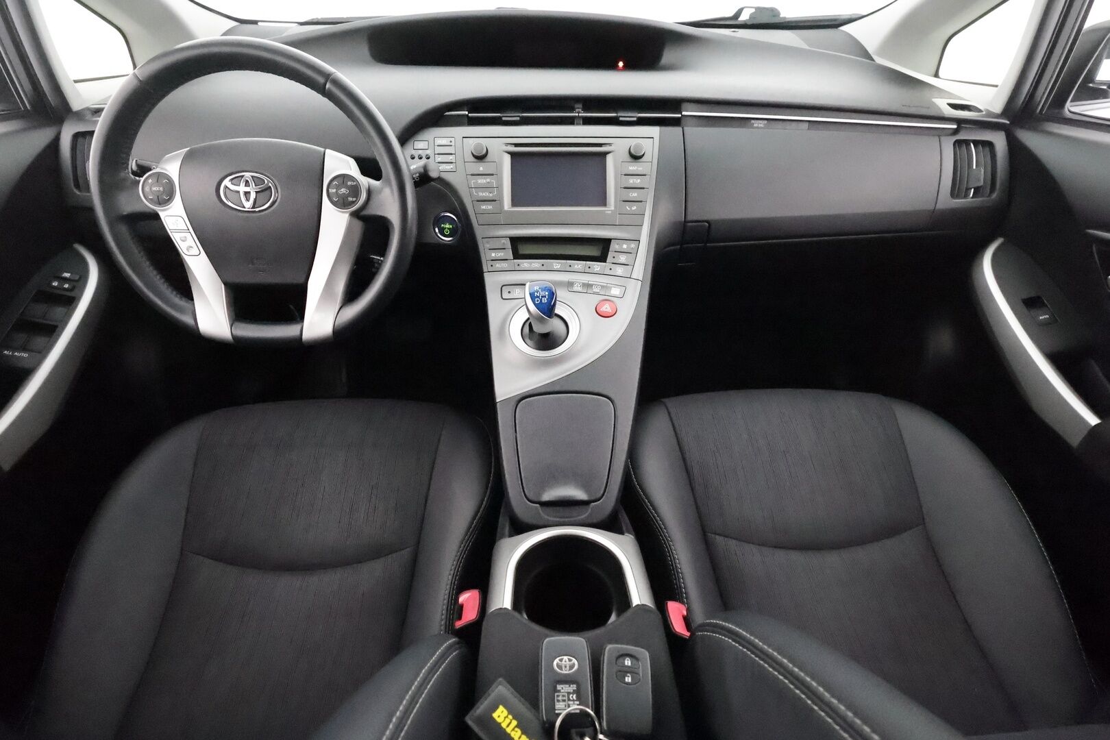 Toyota Prius 2015 HSD Linea Sol 5ov **Suomi-auto / HUD / P.Kamera / Navi / Sisätilanlämmitin / KeylessGO / 2x Renkaat**