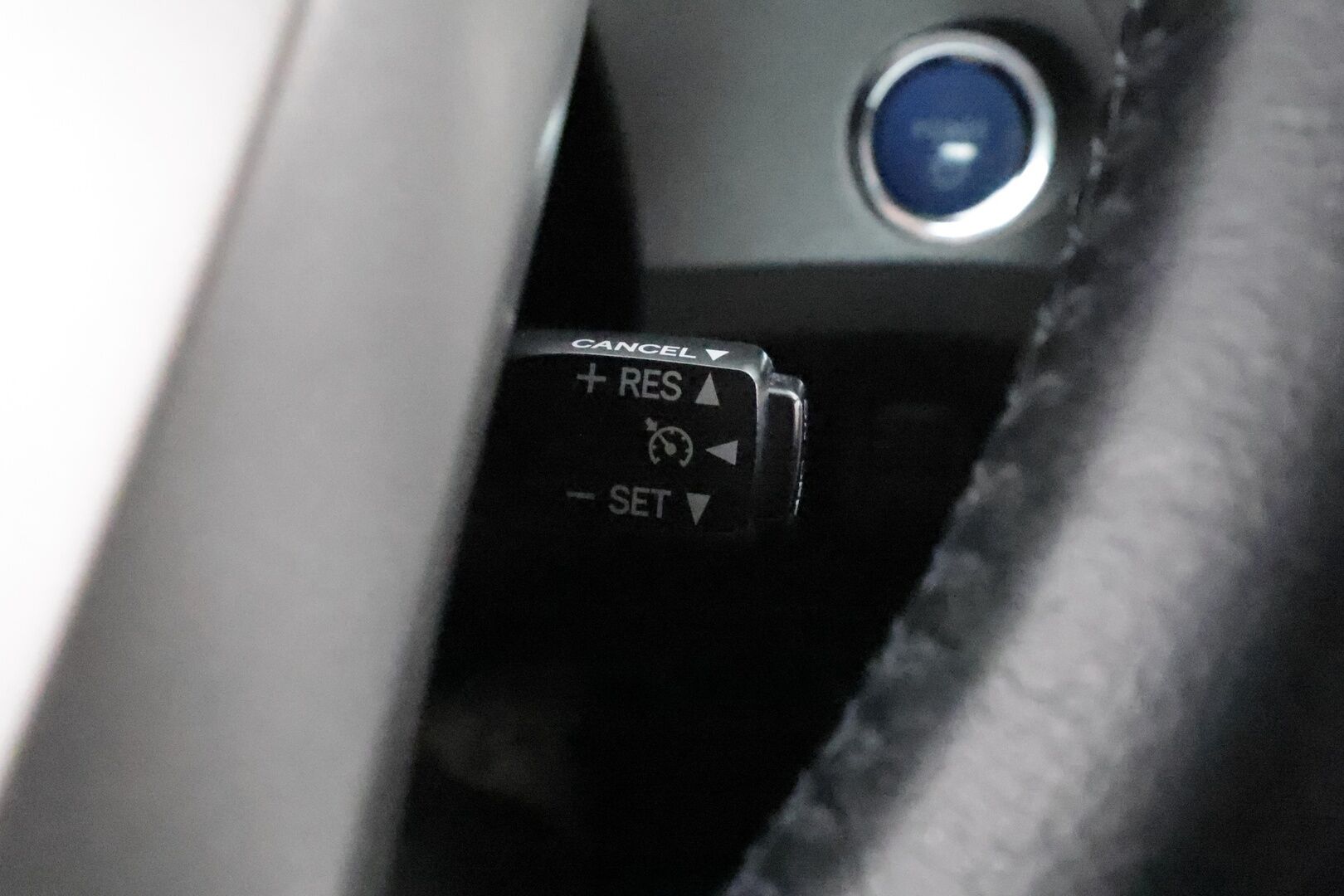 Toyota Prius 2015 HSD Linea Sol 5ov **Suomi-auto / HUD / P.Kamera / Navi / Sisätilanlämmitin / KeylessGO / 2x Renkaat**