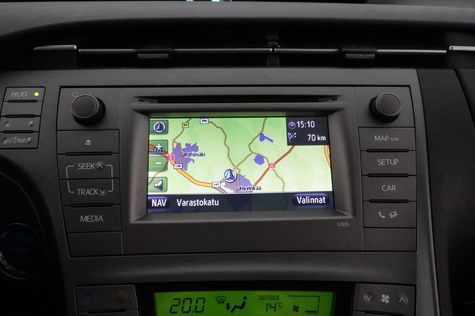 Toyota Prius 2015 HSD Linea Sol 5ov **Suomi-auto / HUD / P.Kamera / Navi / Sisätilanlämmitin / KeylessGO / 2x Renkaat**