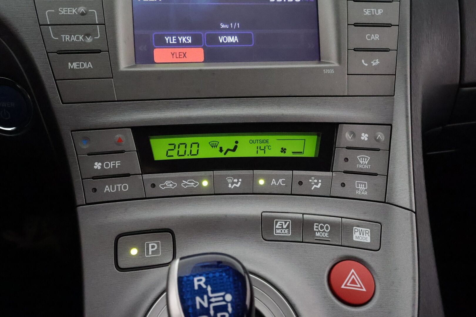 Toyota Prius 2015 HSD Linea Sol 5ov **Suomi-auto / HUD / P.Kamera / Navi / Sisätilanlämmitin / KeylessGO / 2x Renkaat**