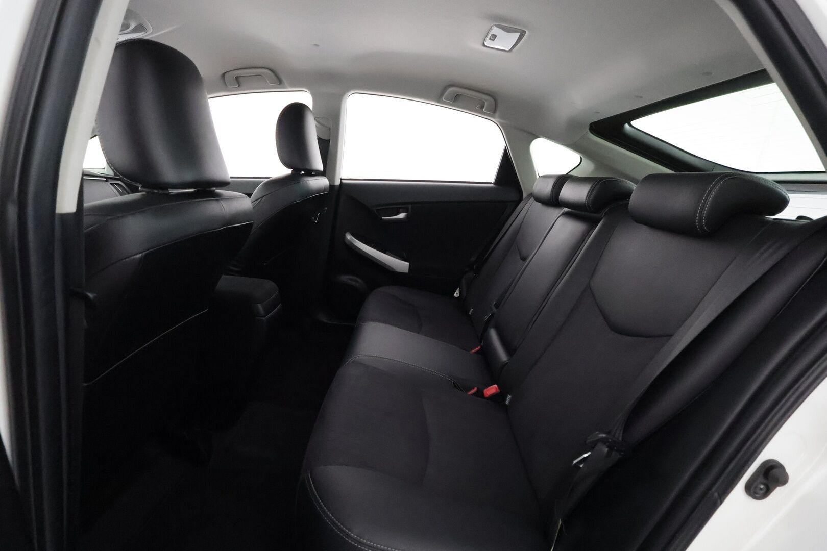 Toyota Prius 2015 HSD Linea Sol 5ov **Suomi-auto / HUD / P.Kamera / Navi / Sisätilanlämmitin / KeylessGO / 2x Renkaat**