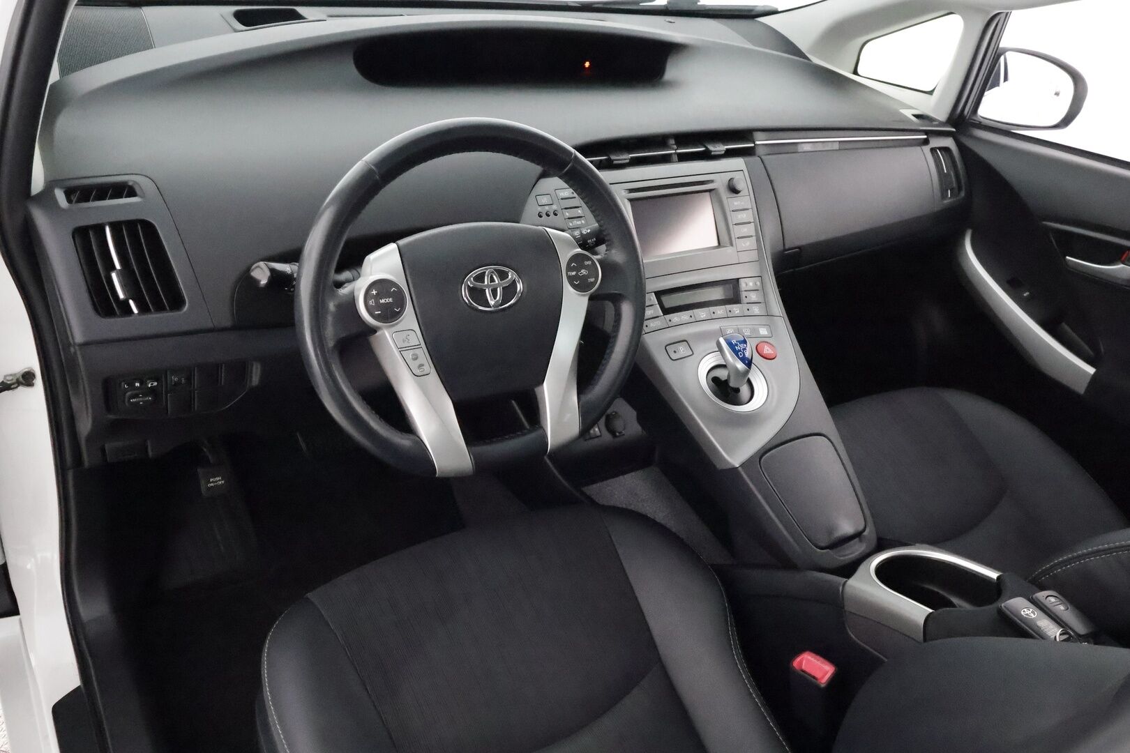 Toyota Prius 2015 HSD Linea Sol 5ov **Suomi-auto / HUD / P.Kamera / Navi / Sisätilanlämmitin / KeylessGO / 2x Renkaat**