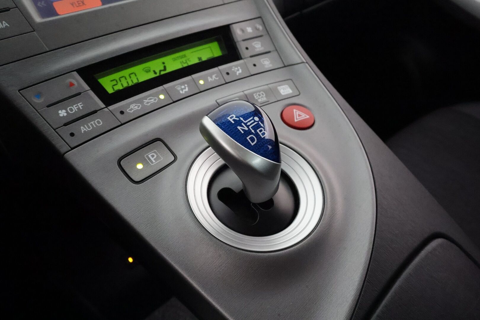 Toyota Prius 2015 HSD Linea Sol 5ov **Suomi-auto / HUD / P.Kamera / Navi / Sisätilanlämmitin / KeylessGO / 2x Renkaat**