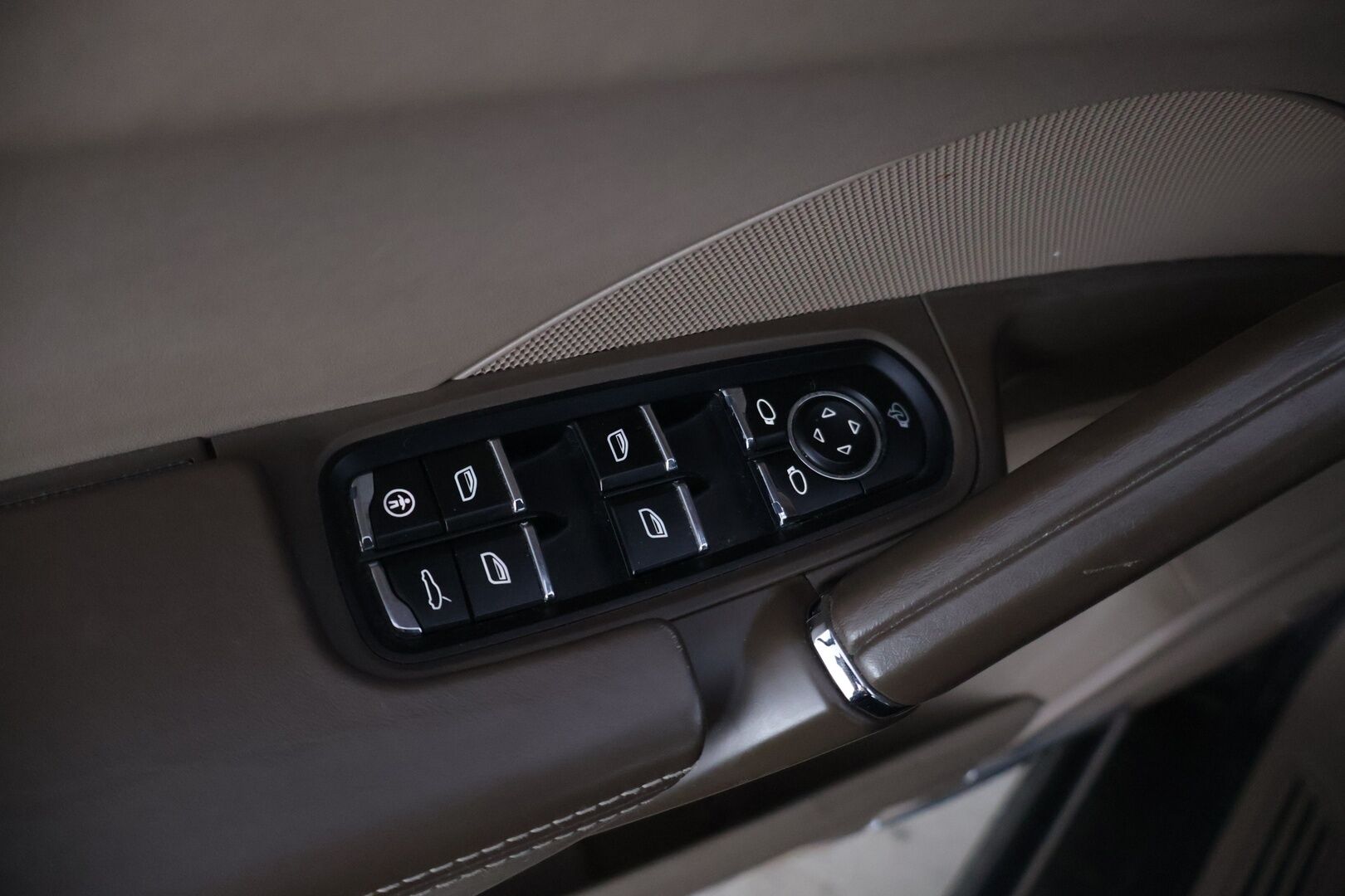 Porsche Cayenne 2012 CAYENNE DIESEL Farmari (AC) 4ov 2967cm3  * Bose / Vakkari / Ilmajousitus / Monisäätöiset istuimet muistilla * - Ei Adblue / Juuri huollettu / Siistikuntoinen / Ruskea nahka - HULLUT AVAJAISHULINAT KORKOTARJOUS 3,29 %