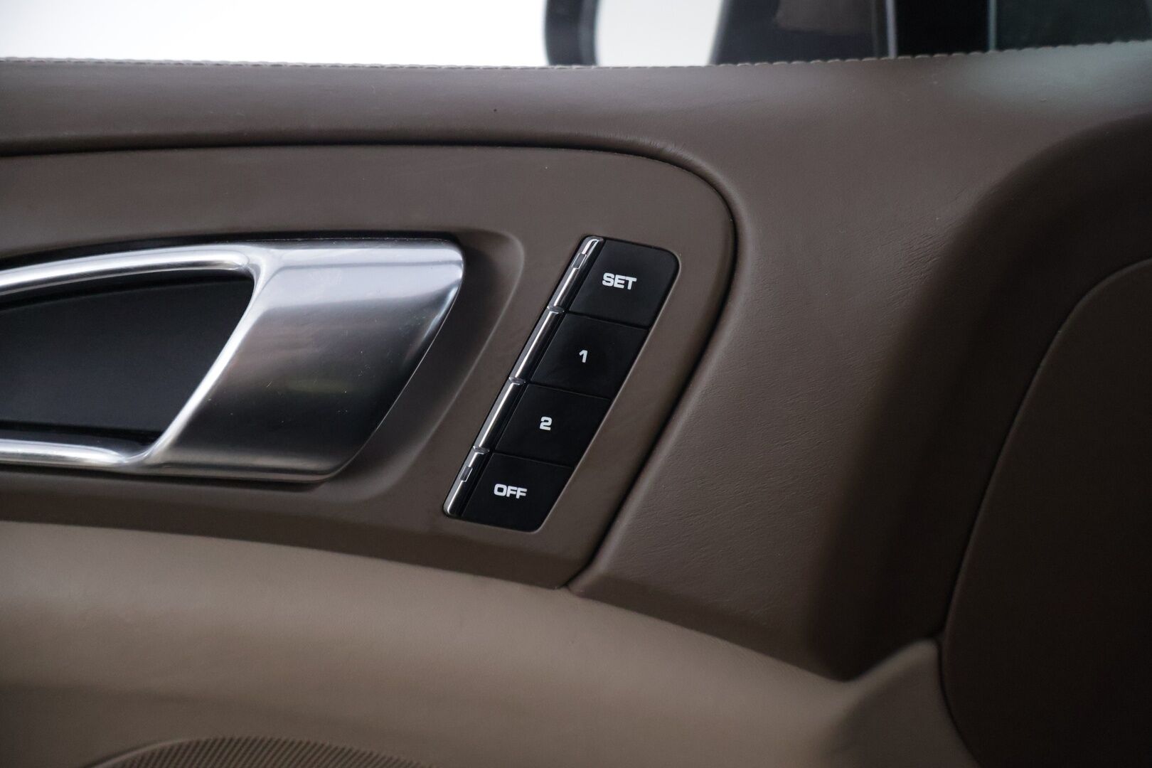 Porsche Cayenne 2012 CAYENNE DIESEL Farmari (AC) 4ov 2967cm3  * Bose / Vakkari / Ilmajousitus / Monisäätöiset istuimet muistilla * - Ei Adblue / Juuri huollettu / Siistikuntoinen / Ruskea nahka - HULLUT AVAJAISHULINAT KORKOTARJOUS 3,29 %