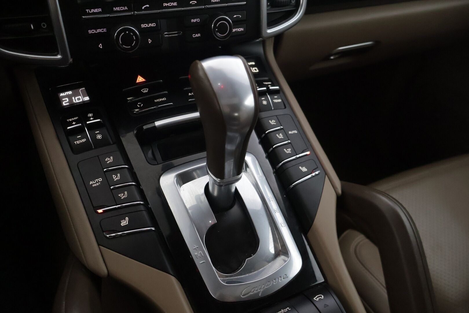 Porsche Cayenne 2012 CAYENNE DIESEL Farmari (AC) 4ov 2967cm3  * Bose / Vakkari / Ilmajousitus / Monisäätöiset istuimet muistilla * - Ei Adblue / Juuri huollettu / Siistikuntoinen / Ruskea nahka - HULLUT AVAJAISHULINAT KORKOTARJOUS 3,29 %