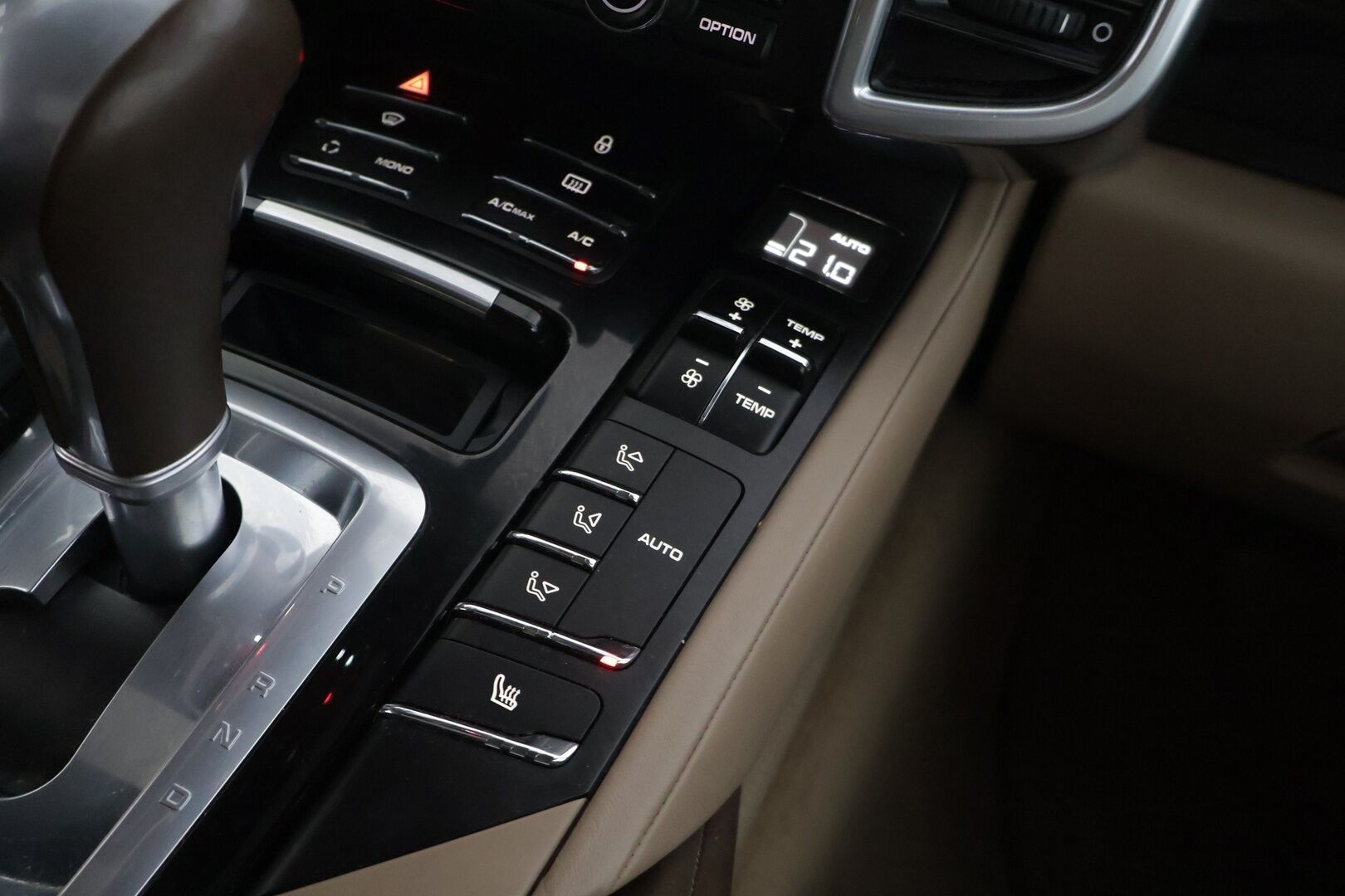 Porsche Cayenne 2012 CAYENNE DIESEL Farmari (AC) 4ov 2967cm3  * Bose / Vakkari / Ilmajousitus / Monisäätöiset istuimet muistilla * - Ei Adblue / Juuri huollettu / Siistikuntoinen / Ruskea nahka - HULLUT AVAJAISHULINAT KORKOTARJOUS 3,29 %