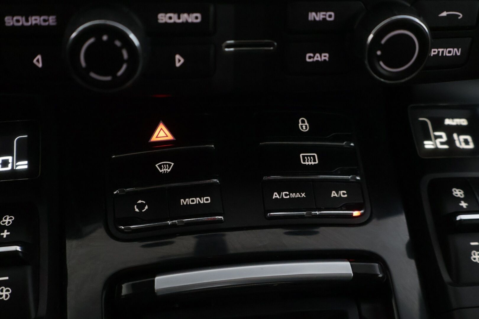 Porsche Cayenne 2012 CAYENNE DIESEL Farmari (AC) 4ov 2967cm3  * Bose / Vakkari / Ilmajousitus / Monisäätöiset istuimet muistilla * - Ei Adblue / Juuri huollettu / Siistikuntoinen / Ruskea nahka - HULLUT AVAJAISHULINAT KORKOTARJOUS 3,29 %