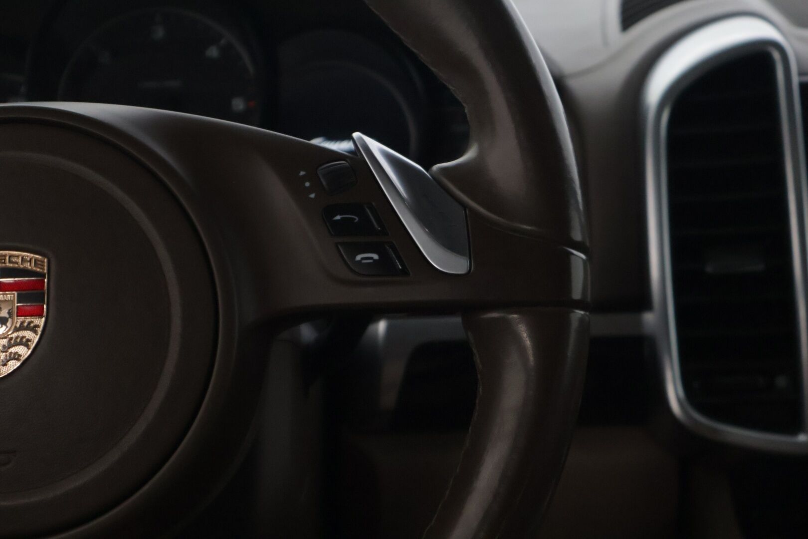 Porsche Cayenne 2012 CAYENNE DIESEL Farmari (AC) 4ov 2967cm3  * Bose / Vakkari / Ilmajousitus / Monisäätöiset istuimet muistilla * - Ei Adblue / Juuri huollettu / Siistikuntoinen / Ruskea nahka - HULLUT AVAJAISHULINAT KORKOTARJOUS 3,29 %