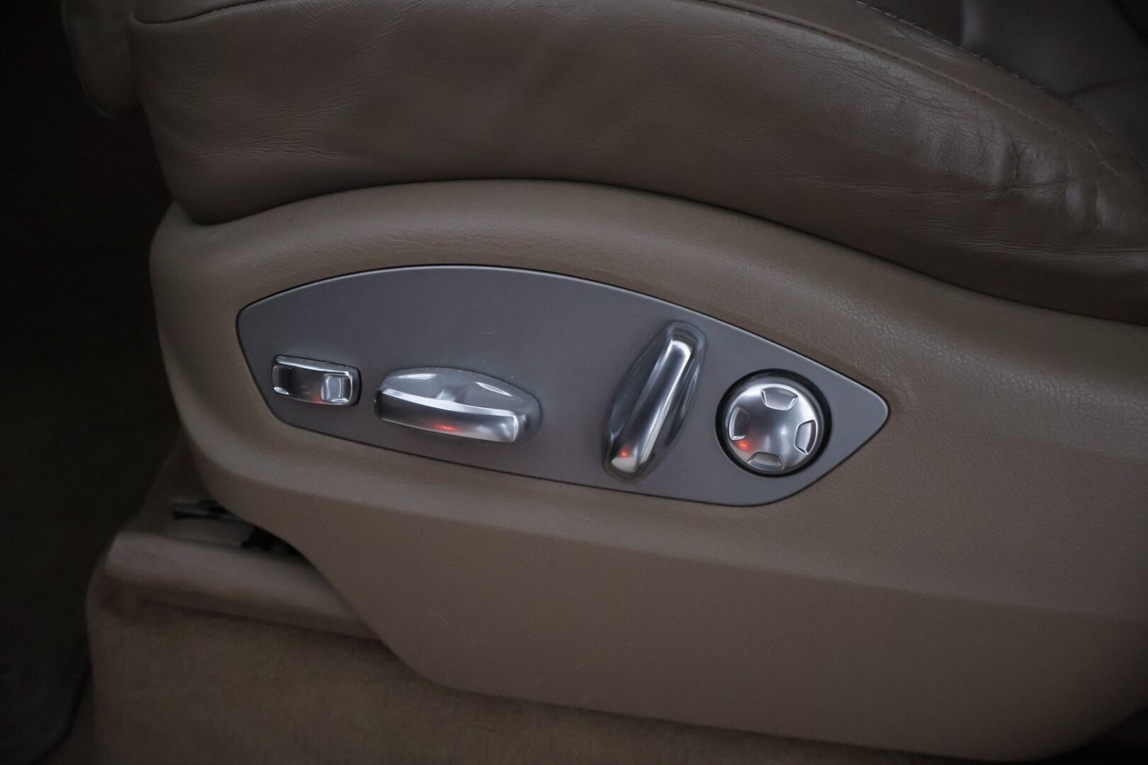 Porsche Cayenne 2012 CAYENNE DIESEL Farmari (AC) 4ov 2967cm3  * Bose / Vakkari / Ilmajousitus / Monisäätöiset istuimet muistilla * - Ei Adblue / Juuri huollettu / Siistikuntoinen / Ruskea nahka - HULLUT AVAJAISHULINAT KORKOTARJOUS 3,29 %