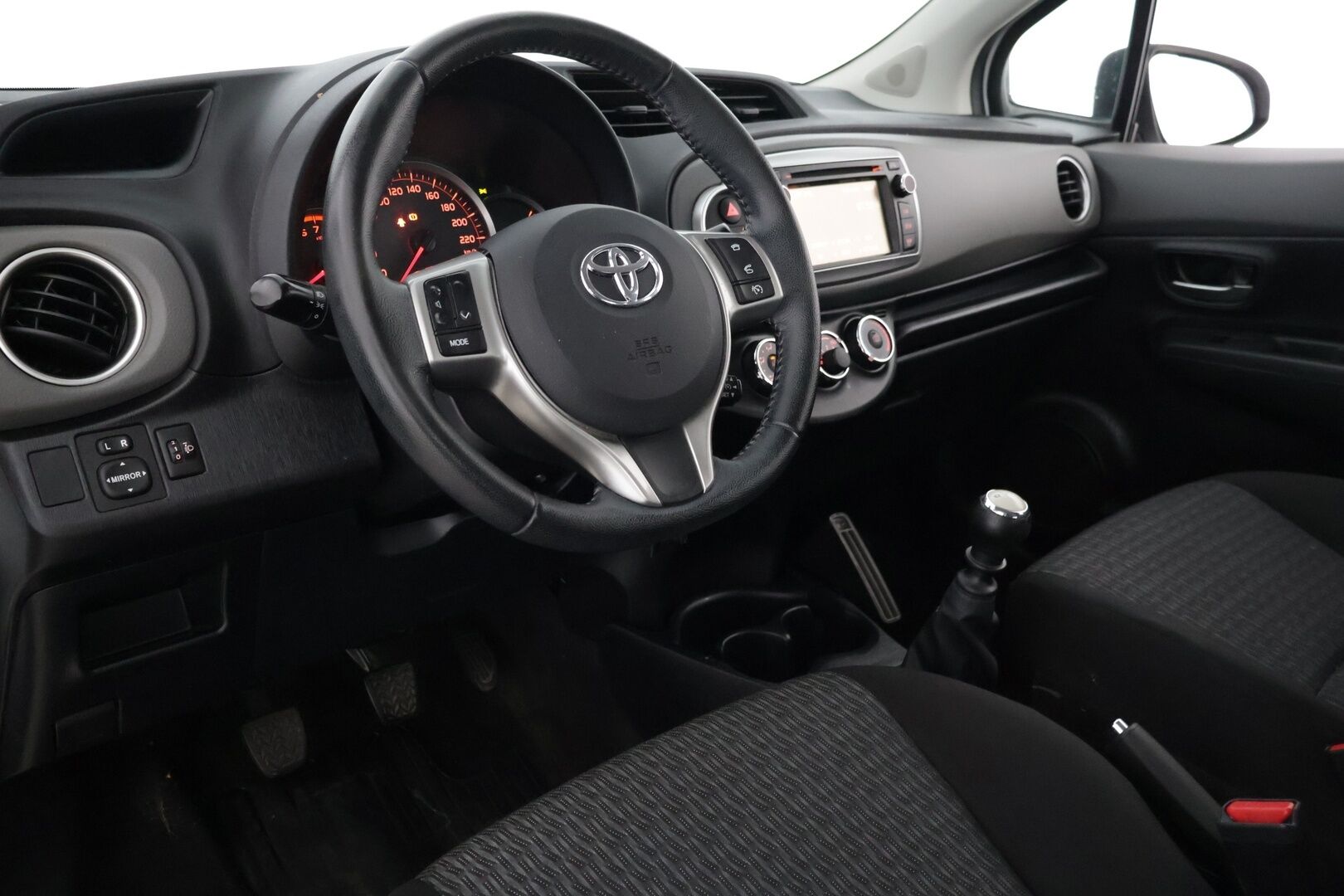 Toyota Yaris 2014 1,33 Dual VVT-i Active / Merkkihuollot / P-kamera / Navi - Suomi auto / Merkkihuollot / Lohkolämmitin / Navi / Vakionopeudensäädin / P-Kamera