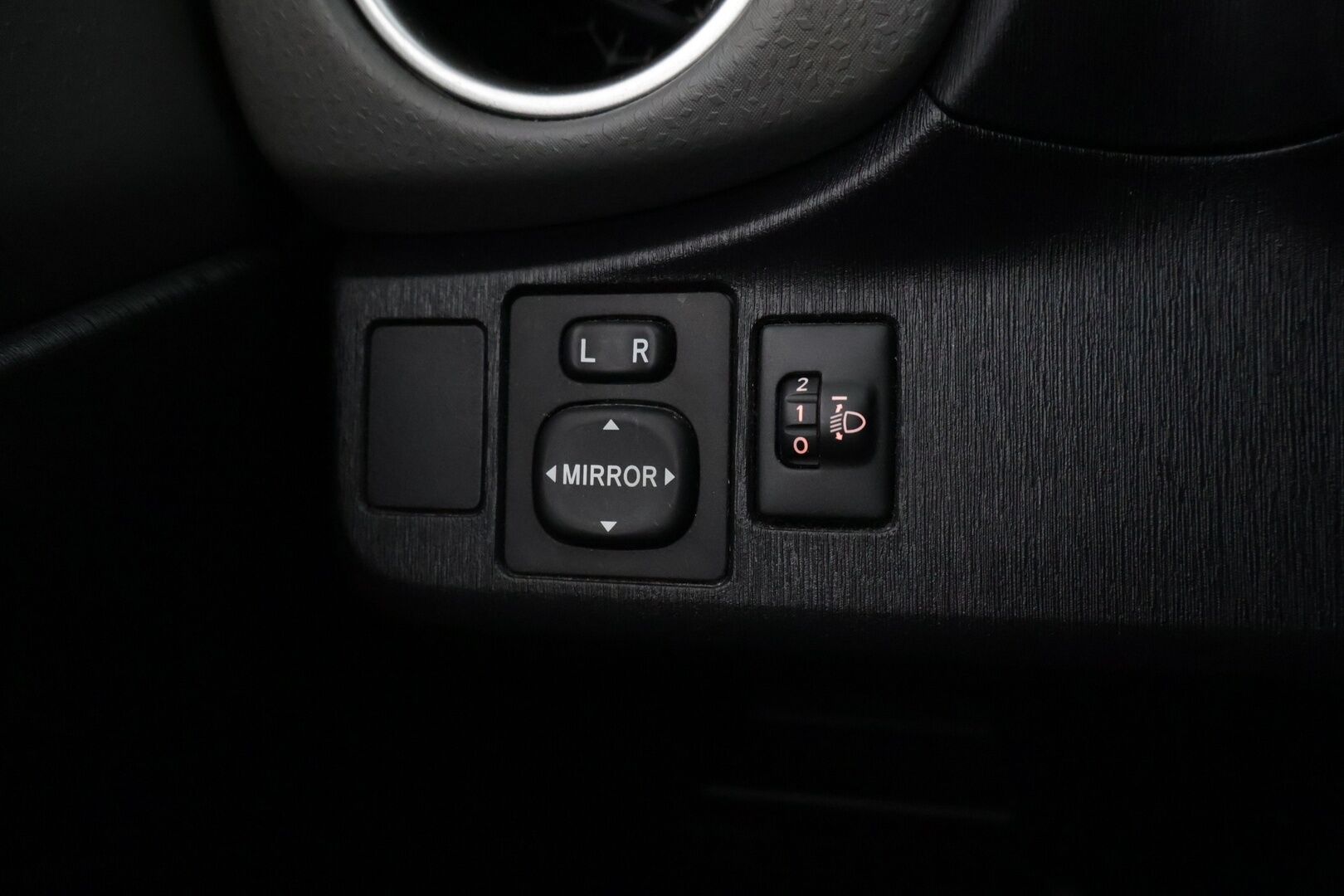 Toyota Yaris 2014 1,33 Dual VVT-i Active / Merkkihuollot / P-kamera / Navi - Suomi auto / Merkkihuollot / Lohkolämmitin / Navi / Vakionopeudensäädin / P-Kamera