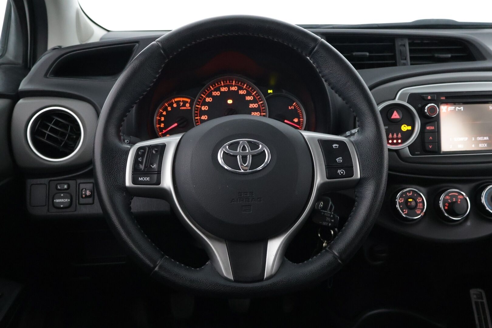 Toyota Yaris 2014 1,33 Dual VVT-i Active / Merkkihuollot / P-kamera / Navi - Suomi auto / Merkkihuollot / Lohkolämmitin / Navi / Vakionopeudensäädin / P-Kamera