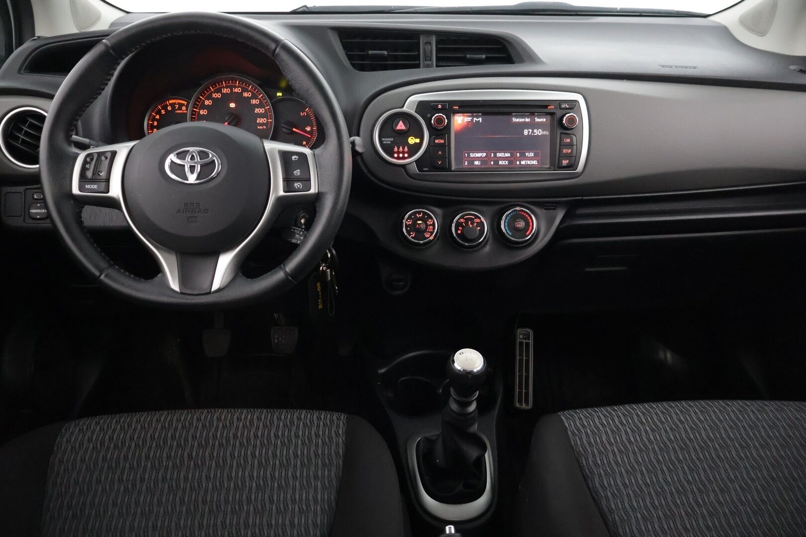 Toyota Yaris 2014 1,33 Dual VVT-i Active / Merkkihuollot / P-kamera / Navi - Suomi auto / Merkkihuollot / Lohkolämmitin / Navi / Vakionopeudensäädin / P-Kamera