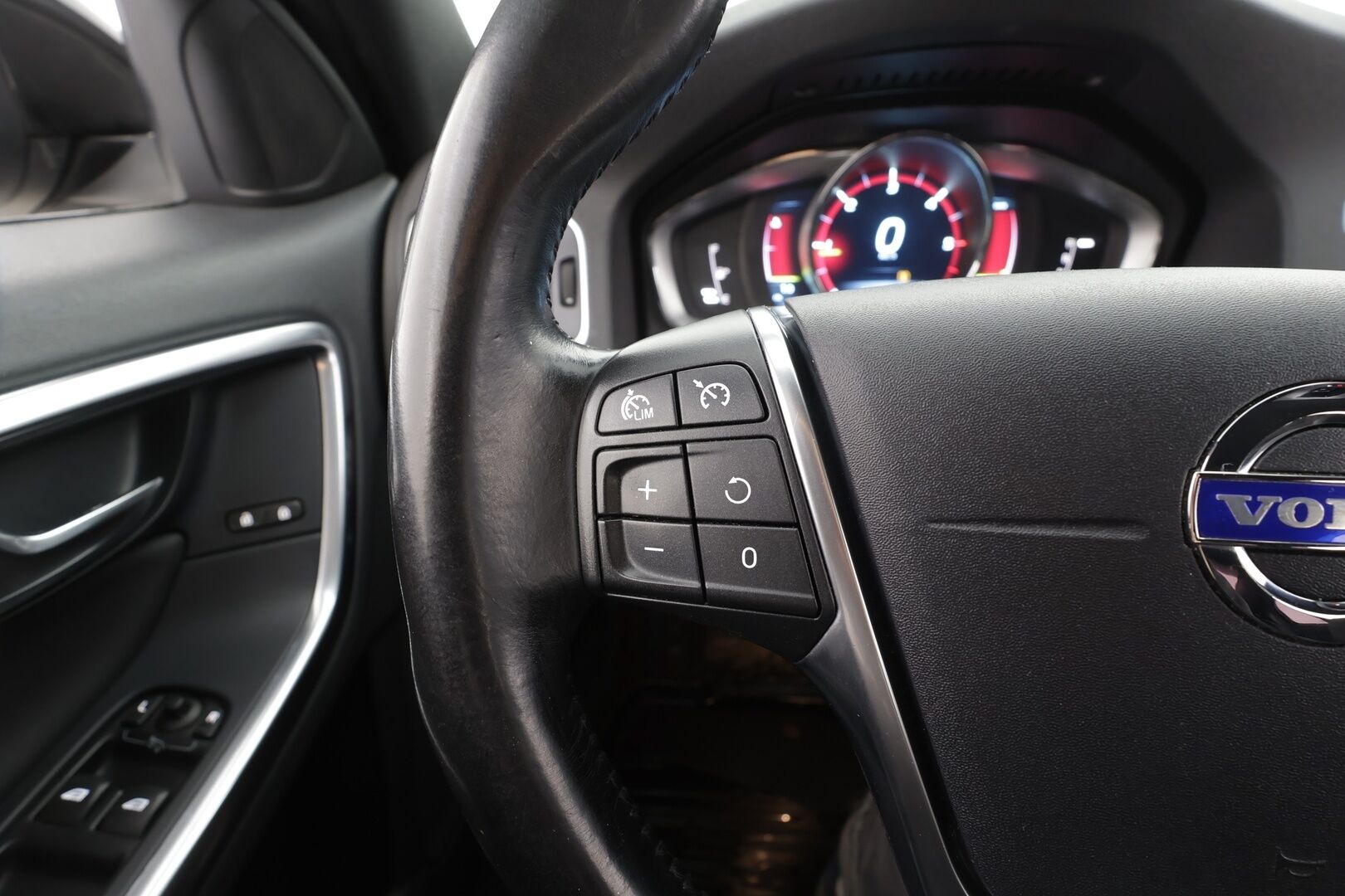 Volvo S60 2014 D2 Business aut * Webasto / P.tutka / Xenon / Vakkari / Navi / Bluetooth * - Suomi-auto / Kahdet renkaat aluvanteilla 