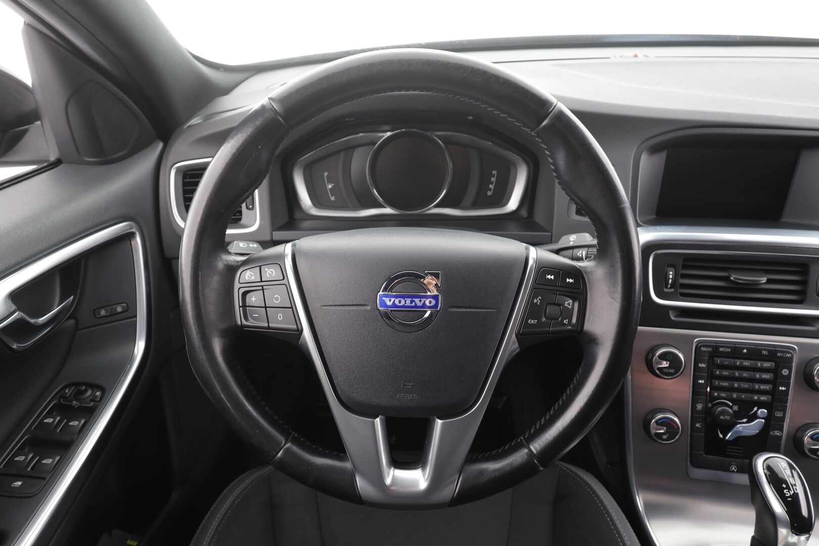 Volvo S60 2014 D2 Business aut * Webasto / P.tutka / Xenon / Vakkari / Navi / Bluetooth * - Suomi-auto / Kahdet renkaat aluvanteilla 