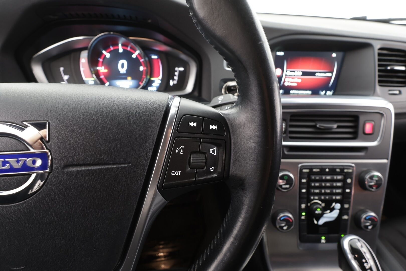 Volvo S60 2014 D2 Business aut * Webasto / P.tutka / Xenon / Vakkari / Navi / Bluetooth * - Suomi-auto / Kahdet renkaat aluvanteilla 