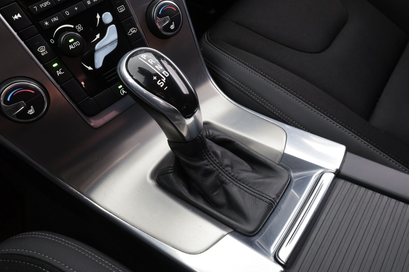 Volvo S60 2014 D2 Business aut * Webasto / P.tutka / Xenon / Vakkari / Navi / Bluetooth * - Suomi-auto / Kahdet renkaat aluvanteilla 